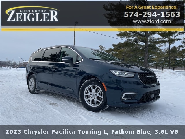 2023 Chrysler Pacifica Touring L's photo