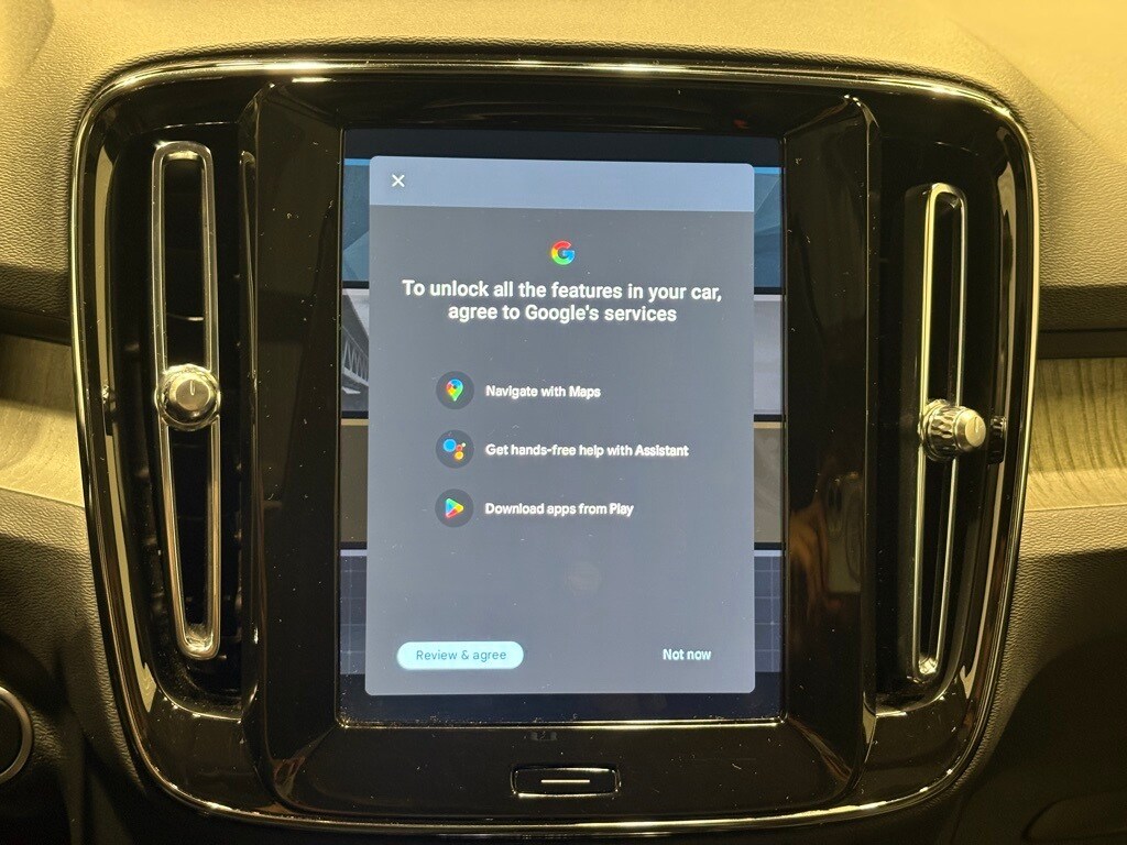 2024 VOLVO XC40 - Image 10