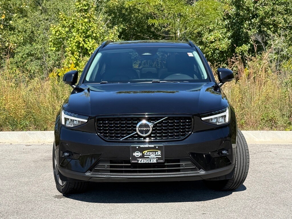 2024 Volvo XC40 Plus AWD photo 2