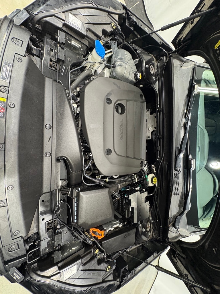 2024 VOLVO XC40 - Image 32