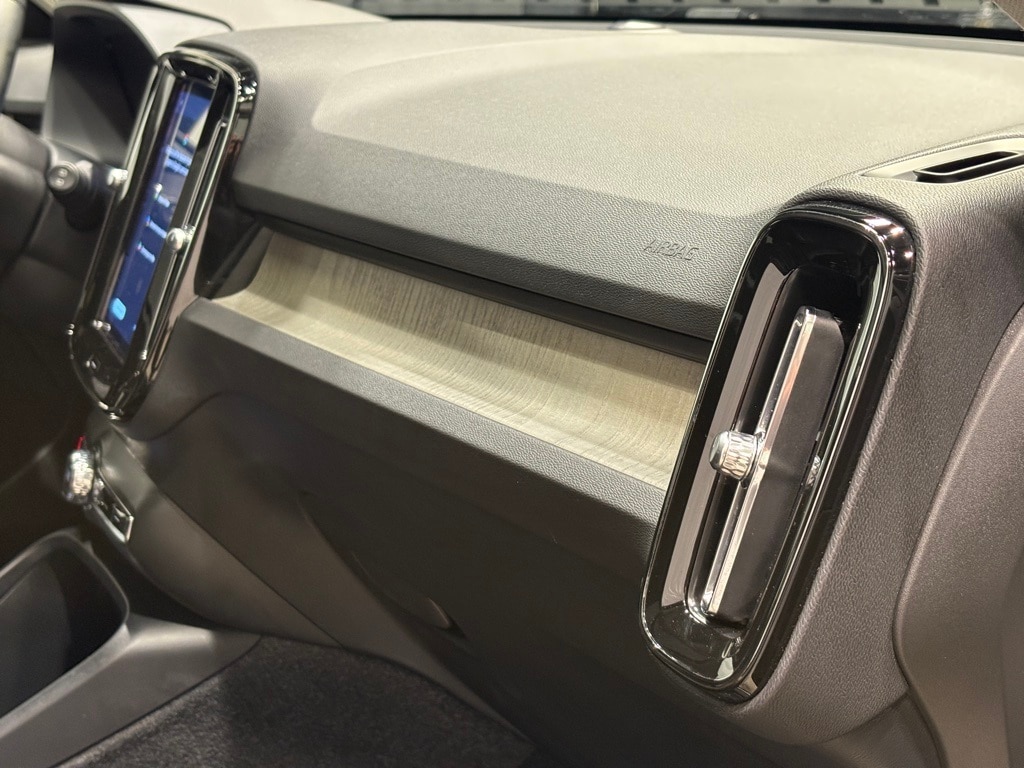 2024 VOLVO XC40 - Image 28