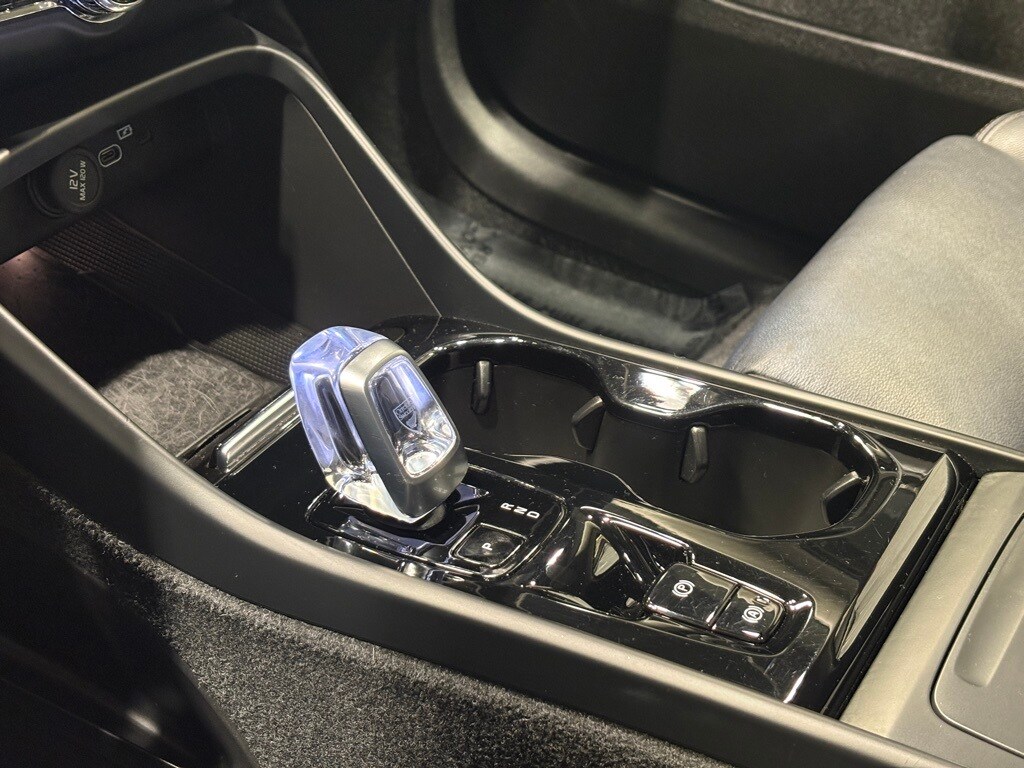 2024 VOLVO XC40 - Image 12
