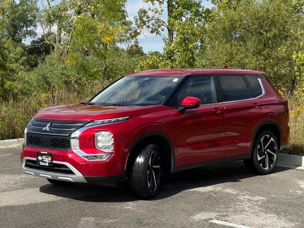 2024 Mitsubishi Outlander SE photo 2