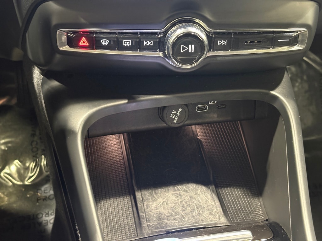 2024 VOLVO XC40 - Image 11