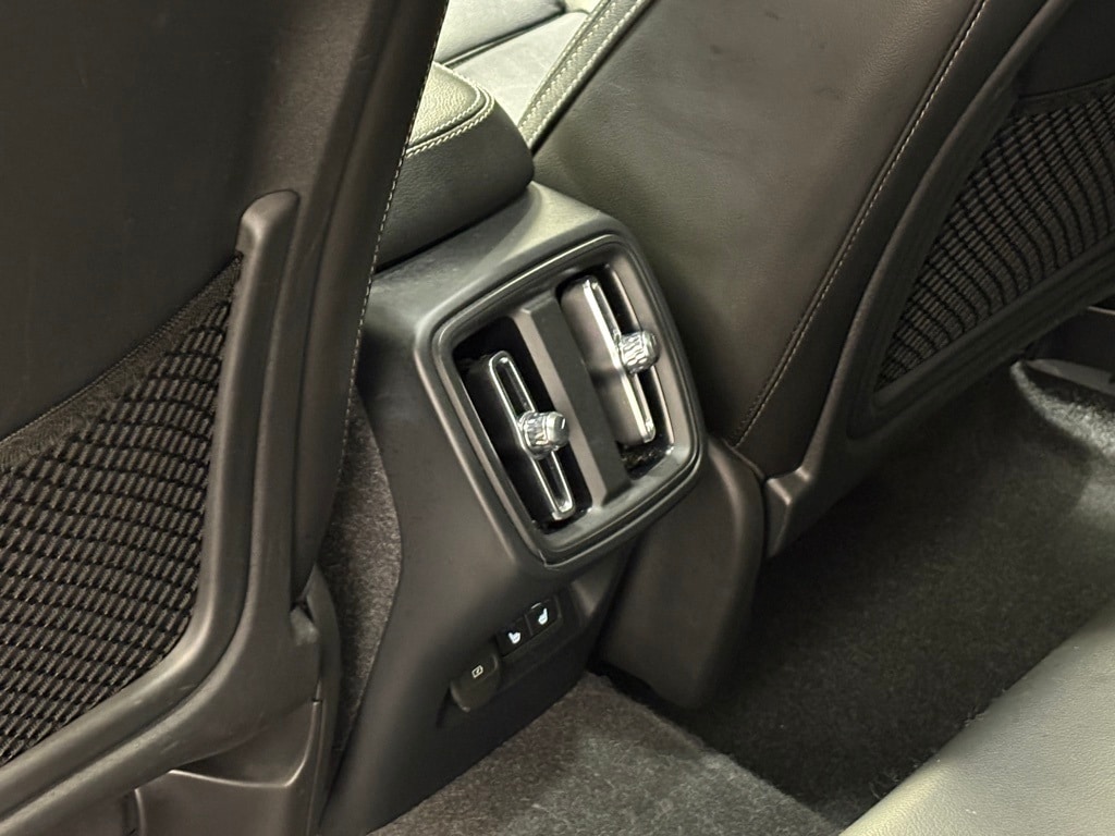 2024 VOLVO XC40 - Image 21