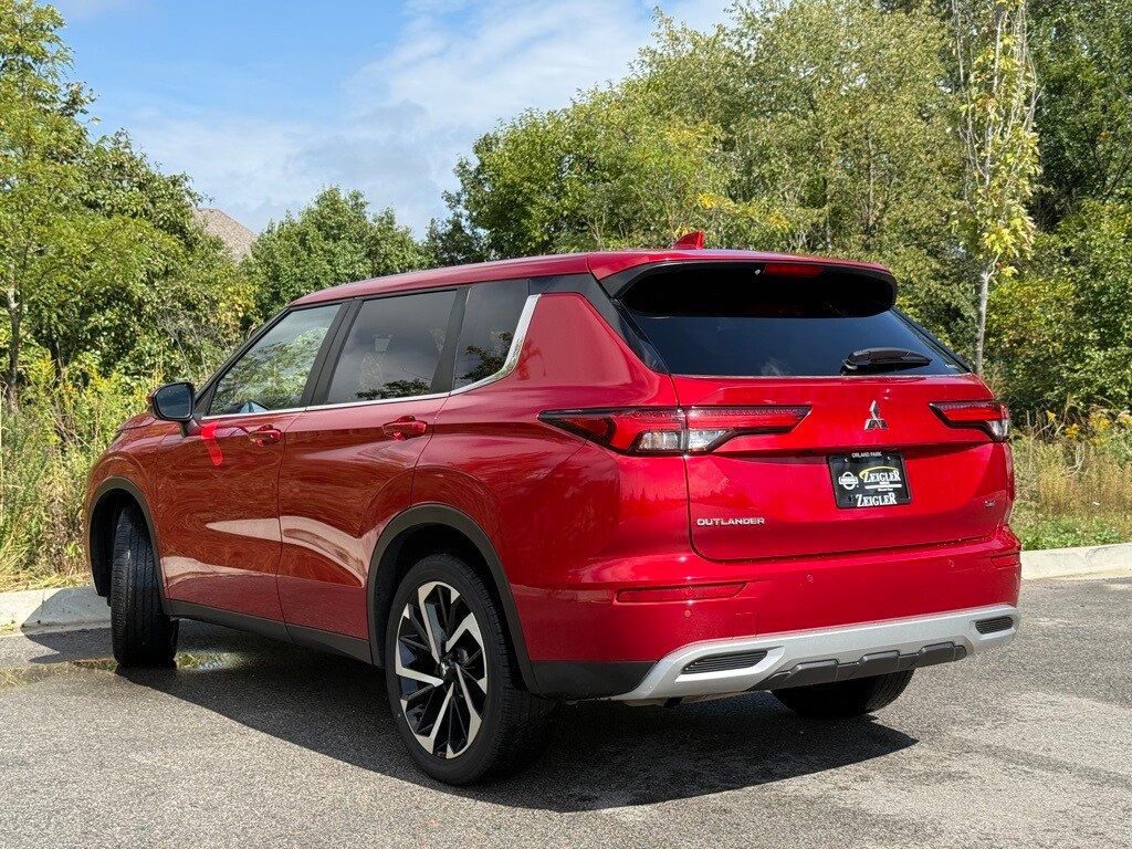 2024 Mitsubishi Outlander SE photo 3