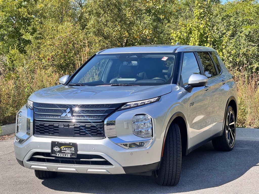 2023 Mitsubishi Outlander PHEV photo 3