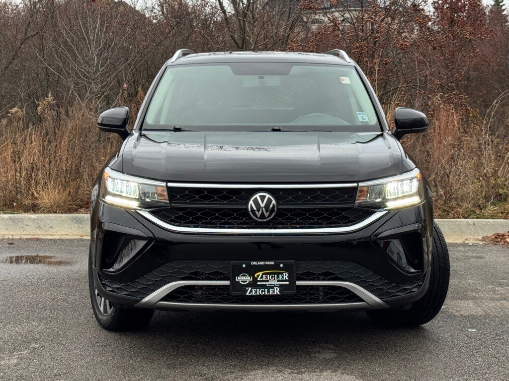 2022 Volkswagen Taos SE photo 2