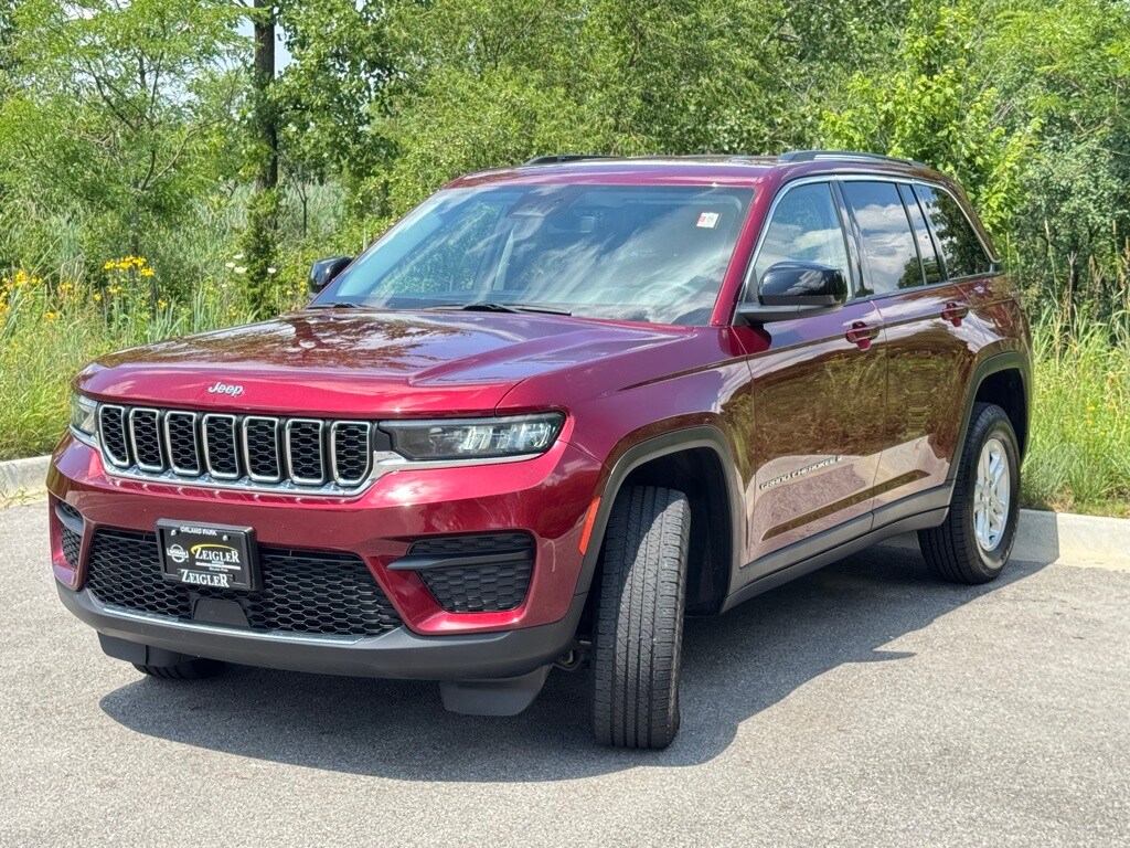 2023 Jeep Grand Cherokee Laredo photo 3