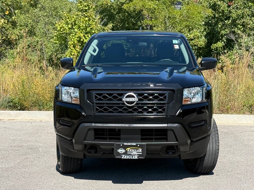 2022 Nissan Frontier S Crew Cab photo 2