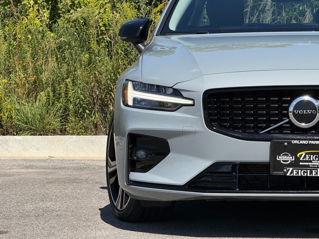 2024 Volvo S60 B5 Core AWD photo 2