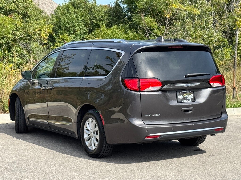 2019 Chrysler Pacifica Touring L photo 4