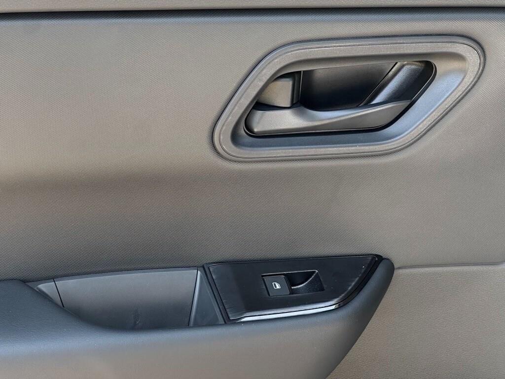 2025 NISSAN ROGUE - Image 18