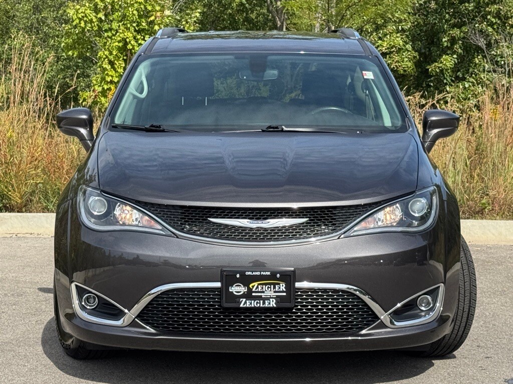 2019 Chrysler Pacifica Touring L photo 2