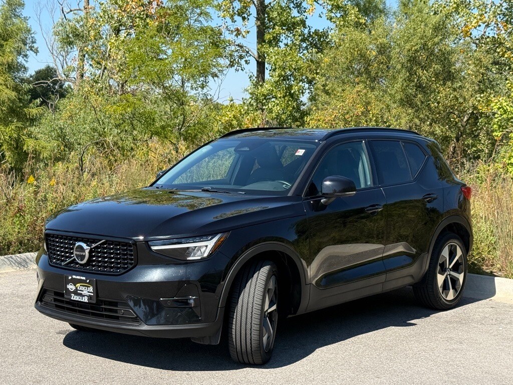 2024 Volvo XC40 Plus AWD photo 3