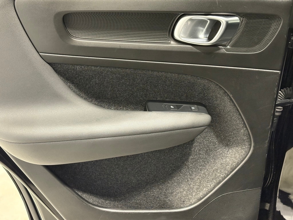 2024 VOLVO XC40 - Image 25