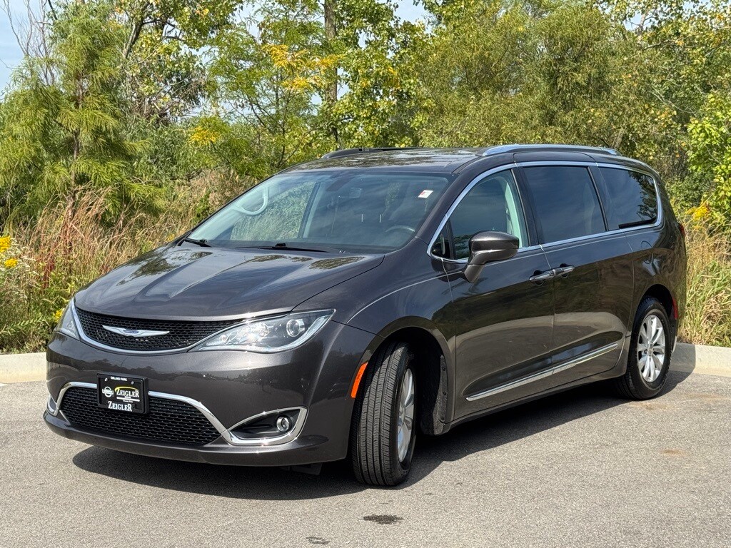 2019 Chrysler Pacifica Touring L photo 3