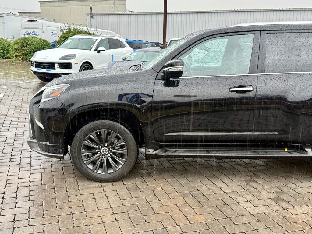 2023 Lexus GX 460 Luxury photo 2