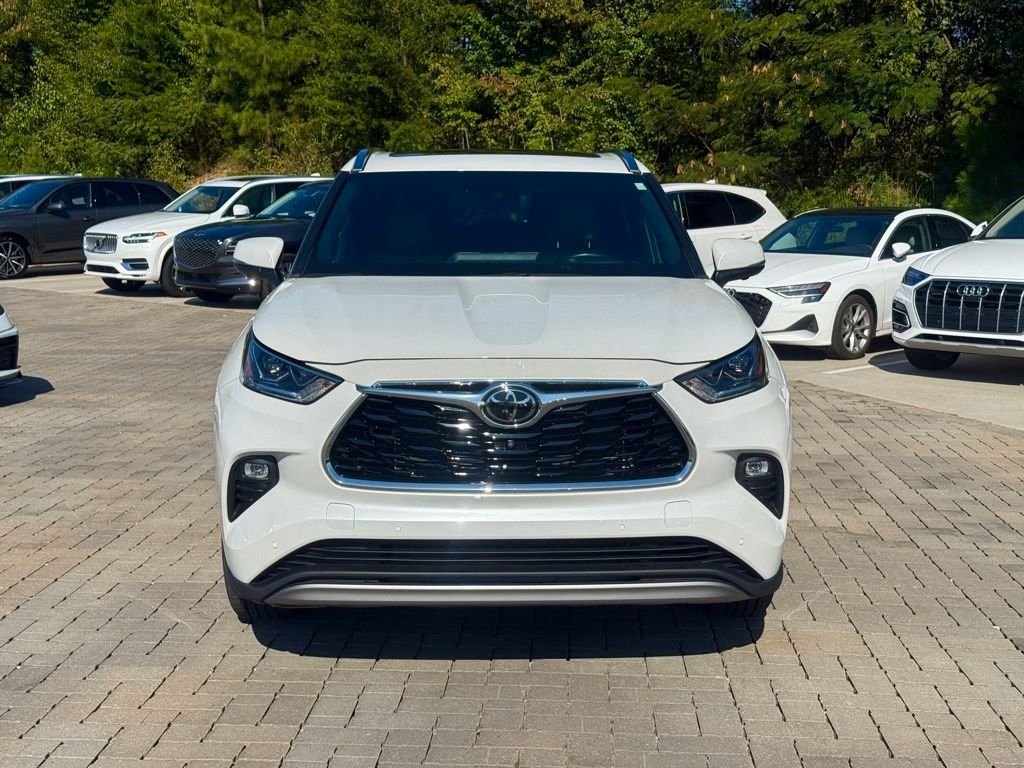 2023 Toyota Highlander L photo 2