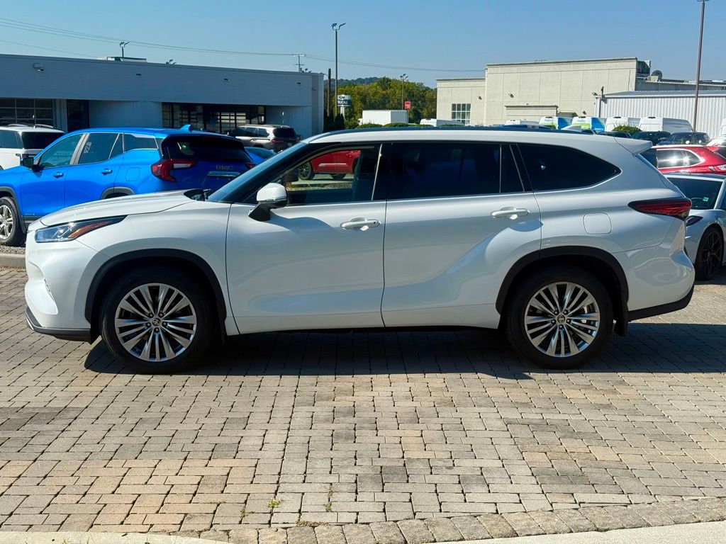 2023 Toyota Highlander L photo 4