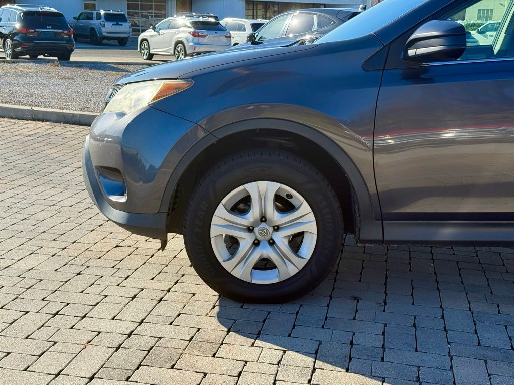 2014 Toyota RAV4 LE photo 4