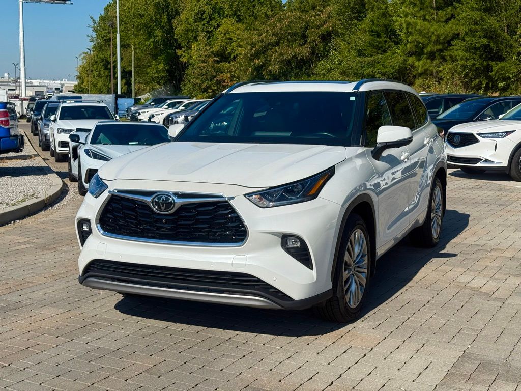 2023 Toyota Highlander L photo 3