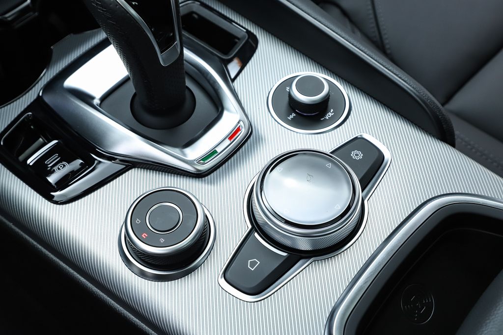 2025 Alfa Romeo Giulia Base - Photo 26