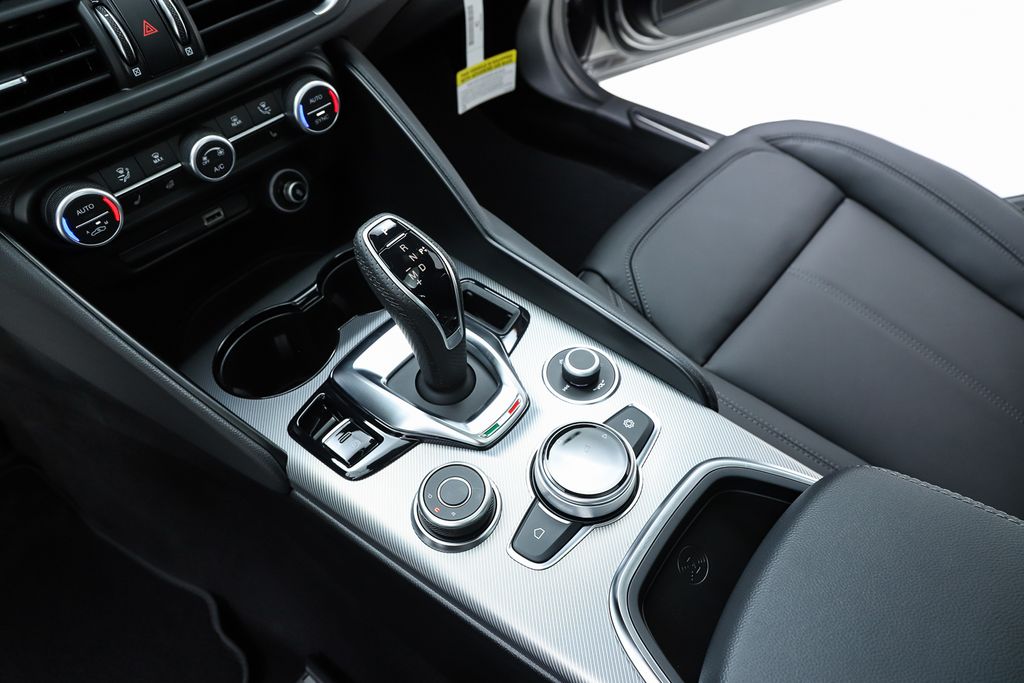 2025 Alfa Romeo Giulia Base - Photo 25