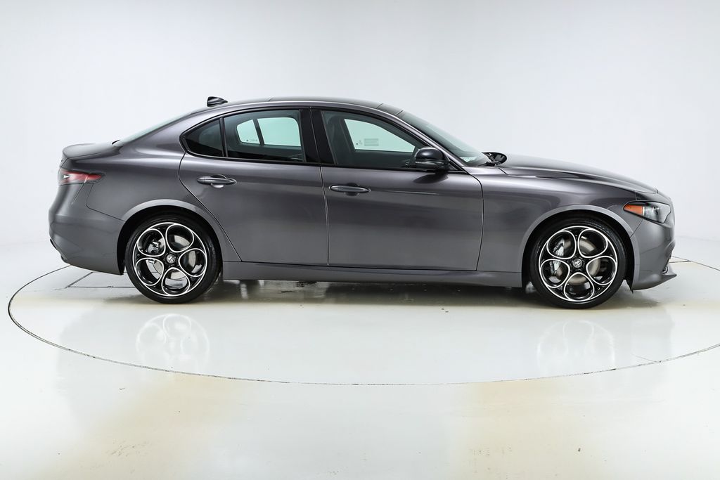 2025 Alfa Romeo Giulia Base - Photo 11
