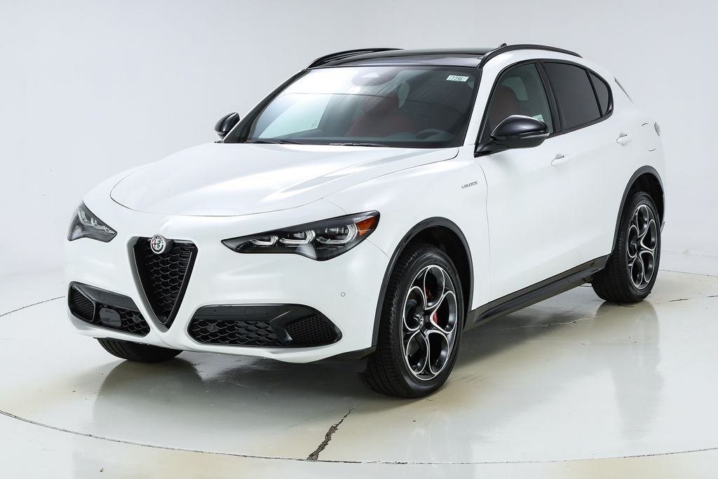 2025 Alfa Romeo Stelvio Base's photo