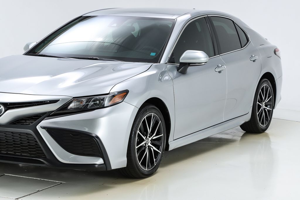 2023 Toyota Camry SE photo 3