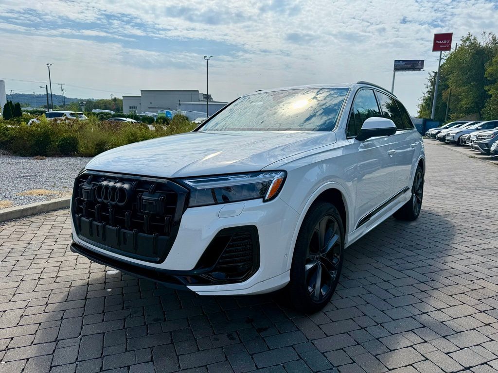 2025 Audi Q7 55 Premium Plus photo 2