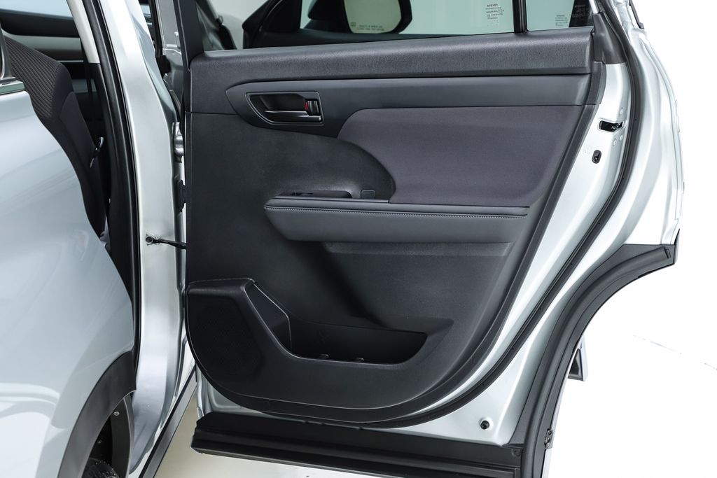 2023 Toyota Highlander L - Photo 35