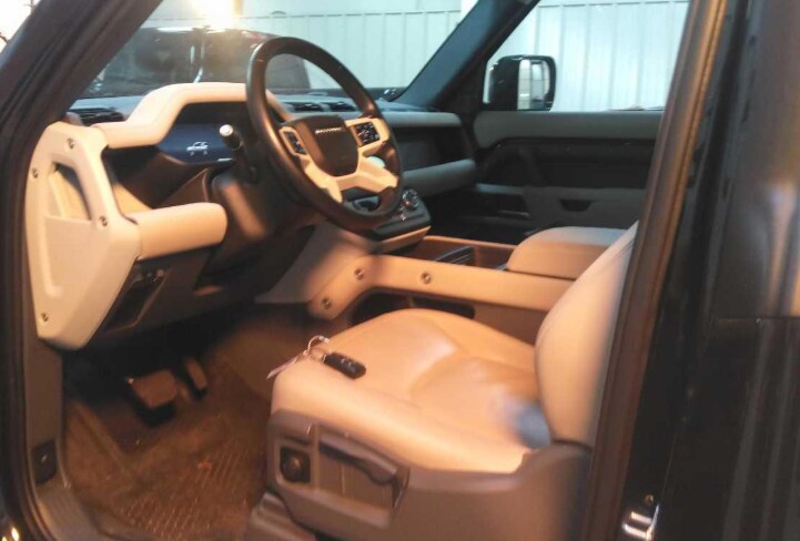 2024 Land Rover Defender 90 S photo 3