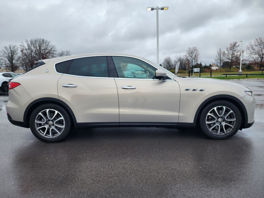 2017 Maserati Levante Base photo 3