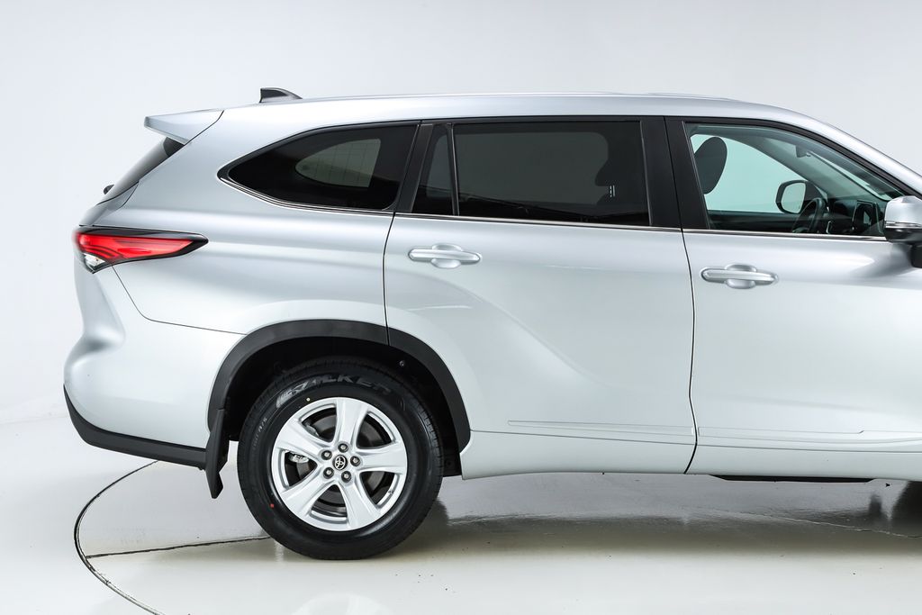 2023 Toyota Highlander L - Photo 16