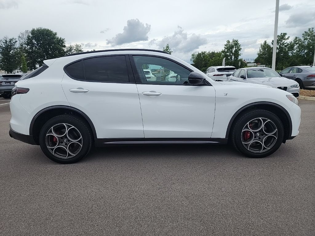 2024 Alfa Romeo Stelvio Ti photo 2