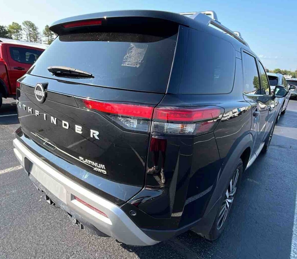 2023 Nissan Pathfinder Platinum photo 3