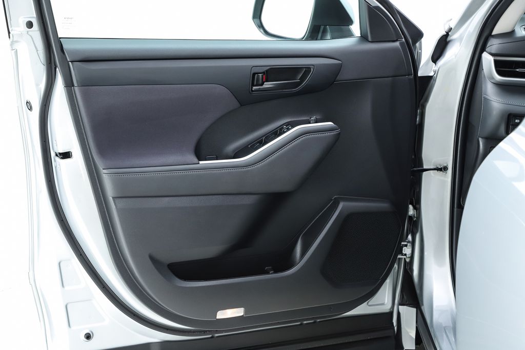 2023 Toyota Highlander L - Photo 23