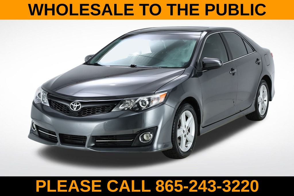 2013 Toyota Camry SE's photo