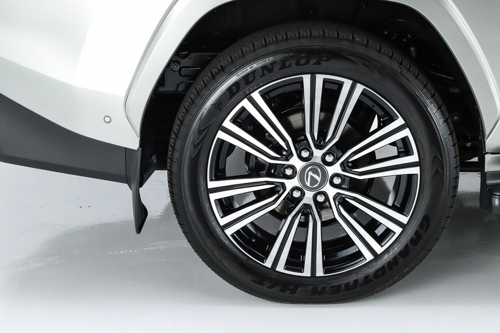 2025 Lexus LX Luxury - Photo 18