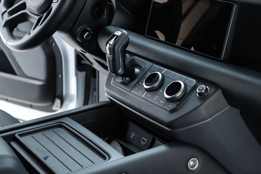 2023 Land Rover Defender X-Dynamic SE - Photo 38