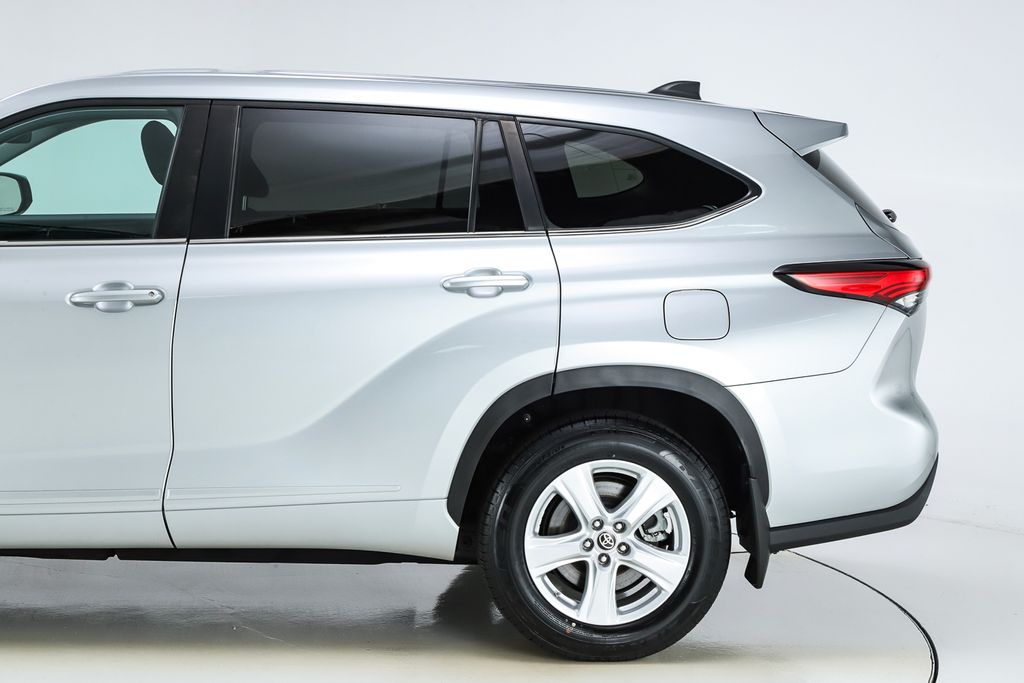 2023 Toyota Highlander L - Photo 7