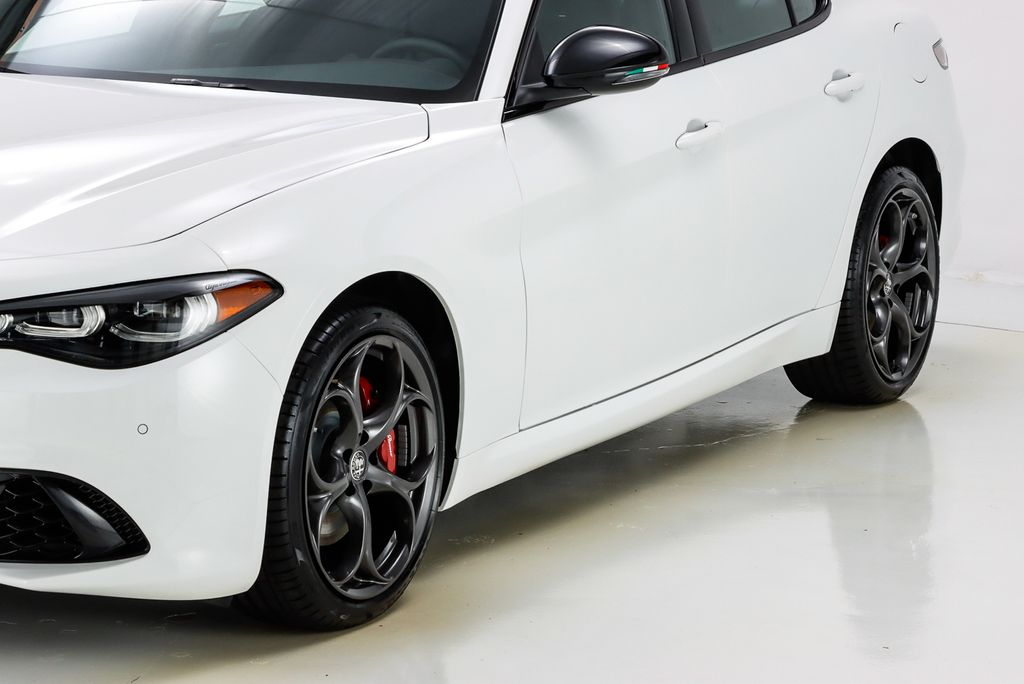 2025 Alfa Romeo Giulia photo 3