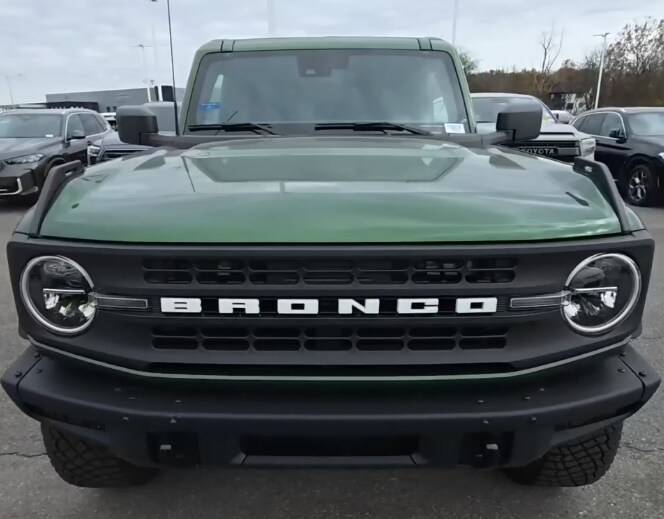 2024 Ford Bronco Black Diamond photo 2