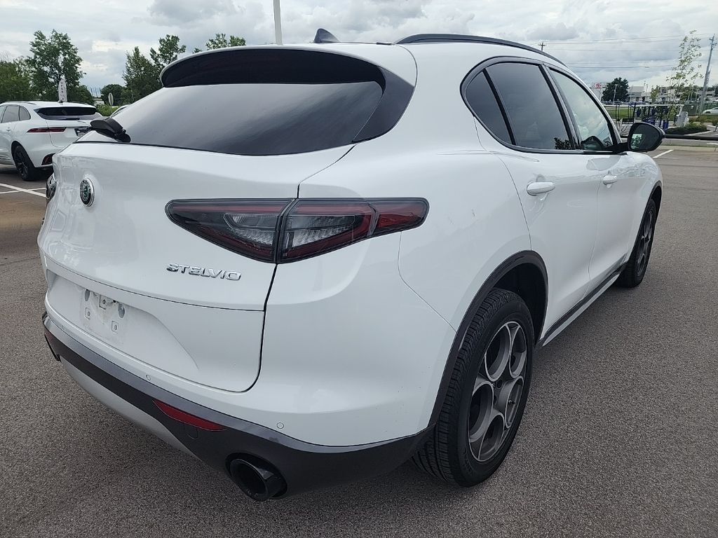 2024 Alfa Romeo Stelvio Ti photo 3