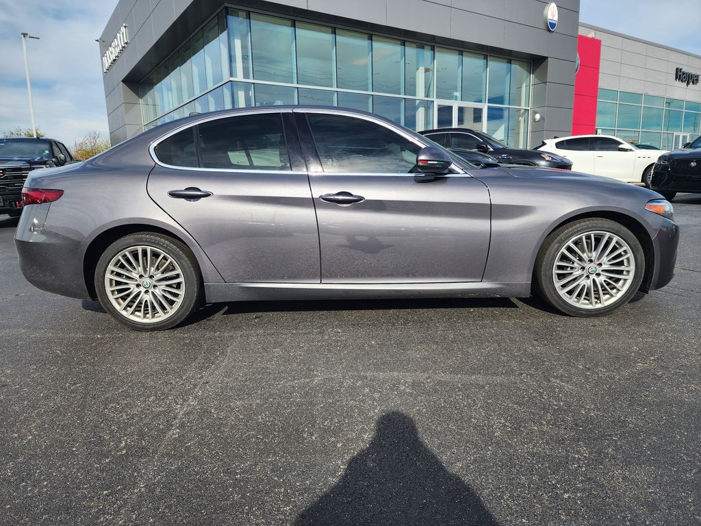 2017 Alfa Romeo Giulia Ti photo 3