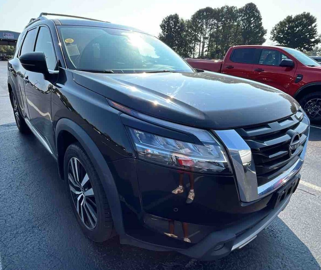 2023 Nissan Pathfinder Platinum photo 2