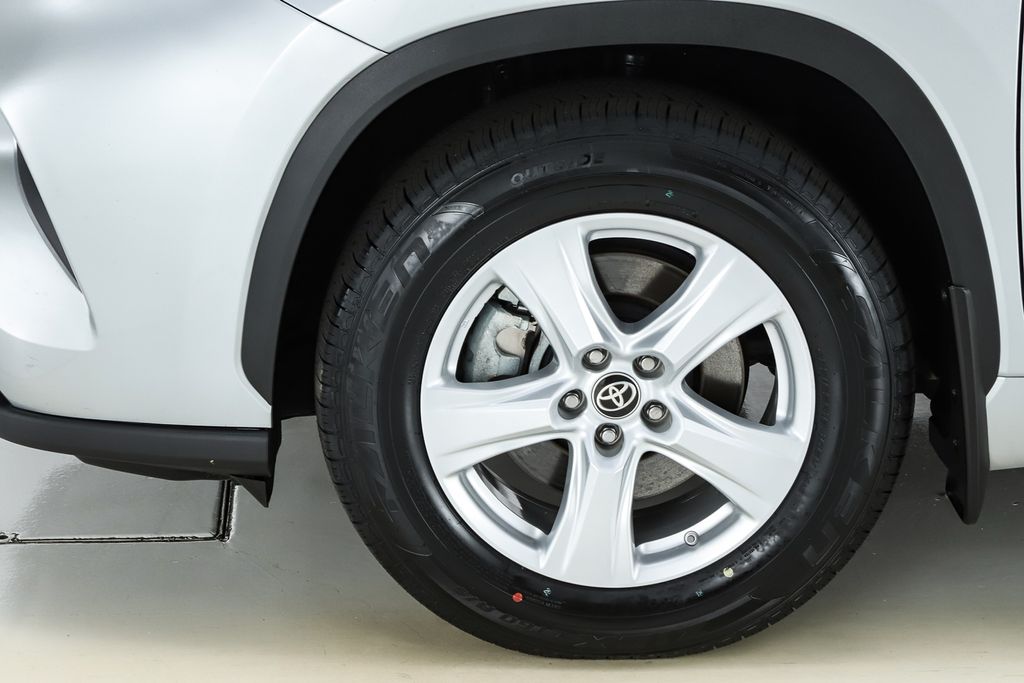 2023 Toyota Highlander L - Photo 8