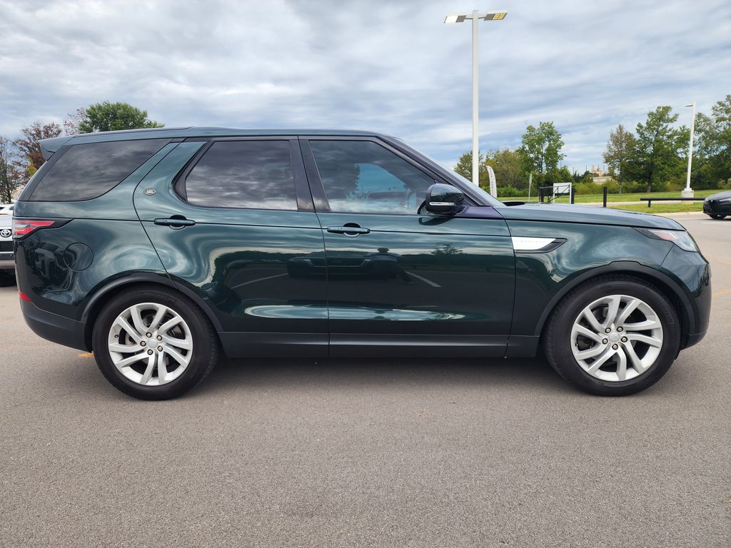 2017 Land Rover Discovery HSE photo 2